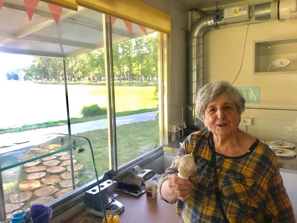 79-letnia pani Lucyna otwiera własną lodziarnię. "Odpocznę jak będę stara"