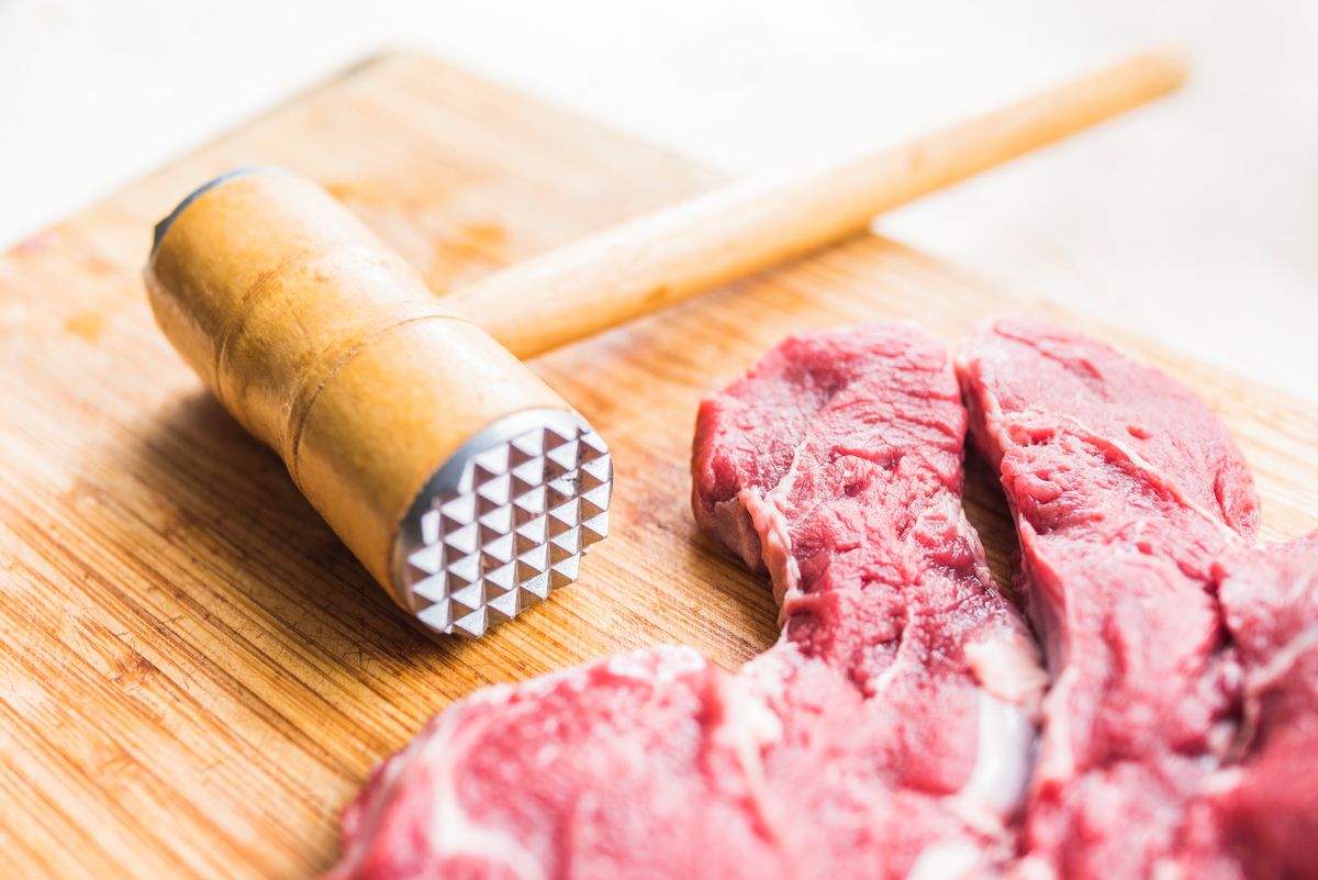 Do czego służy druga strona tłuczka do mięsa? Odpowiedz was zaskoczy