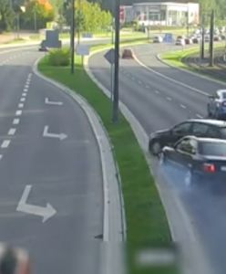 Groźna kolizja w Olsztynie. Samochód wylądował na innym aucie