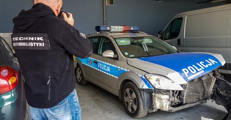 Nie zatrzymał się do kontroli. Policja zatrzymała go po pościgu i strzałach