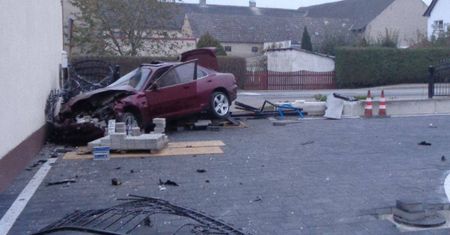 Jechał samochodem, ale twierdzi, że nim nie kierował. 20-latek rozbił auto i zniszczył ogrodzenie