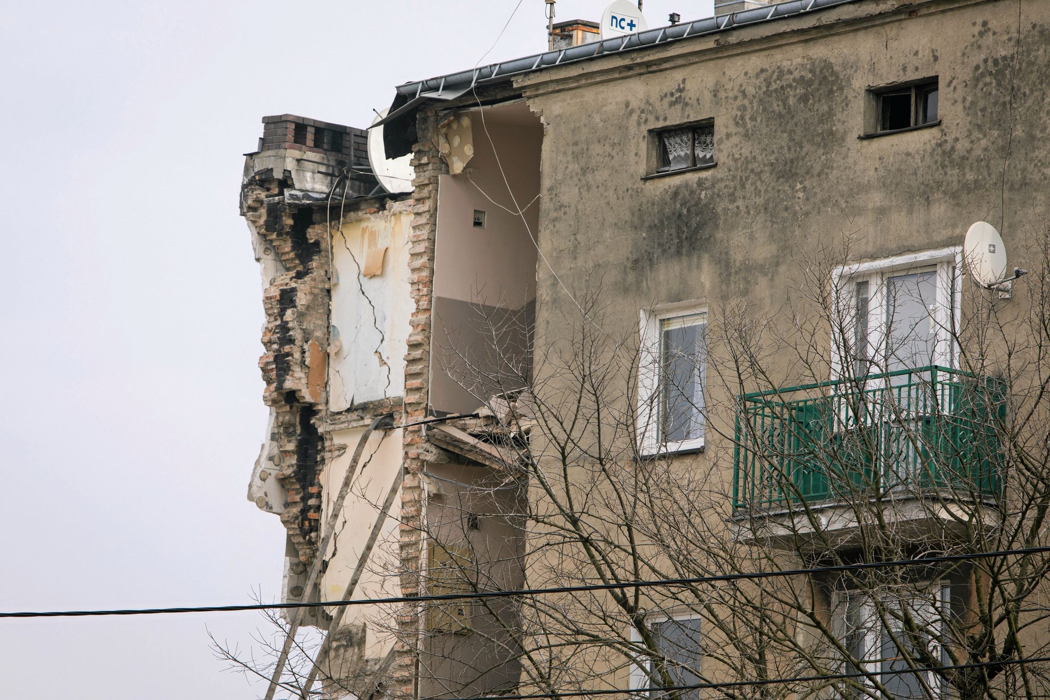 W katastrofie zginęło co najmniej pięć osób, a 21 zostało rannych