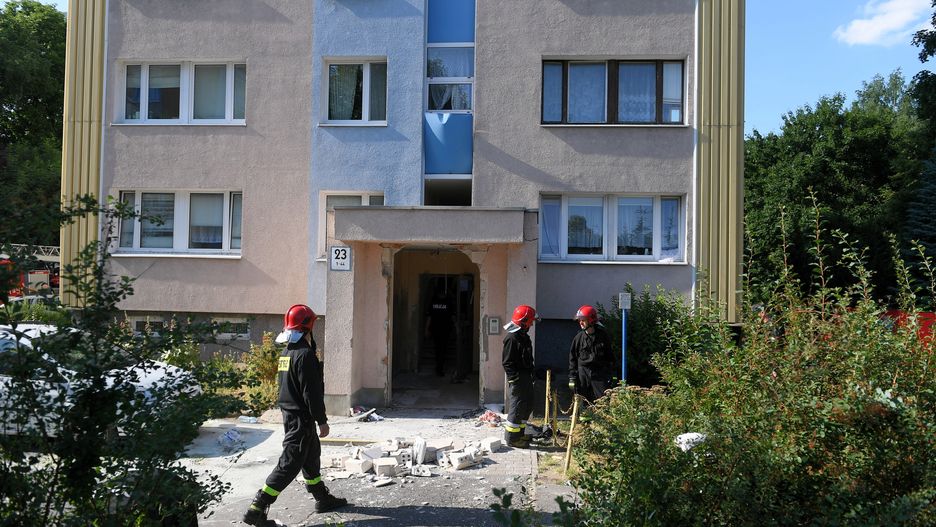 Funkcjonariusze ustalają przyczynę eksplozji