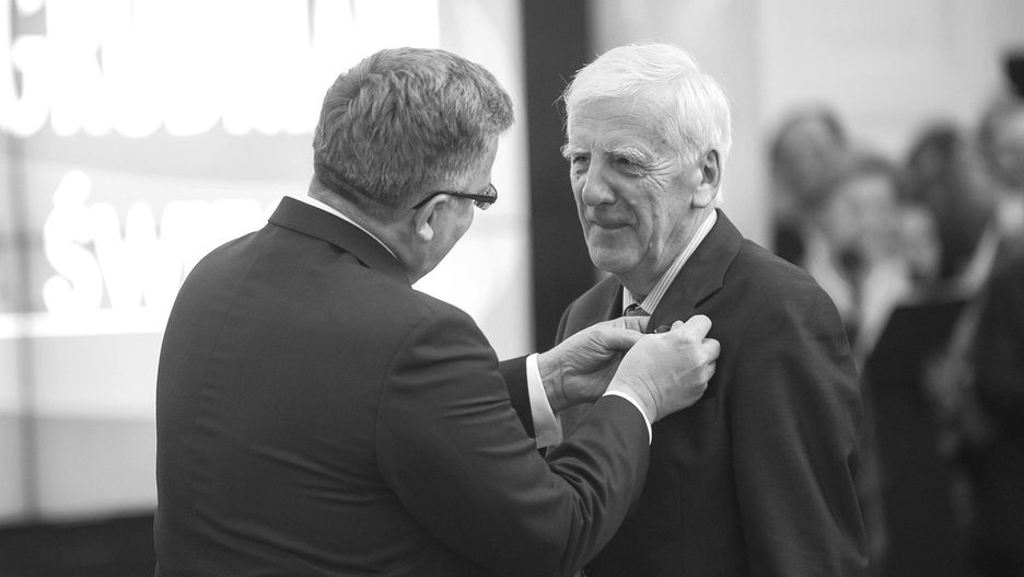 Prof. Jacek Baluch w 2014 roku, odbierający wysokie odznaczenie państwowe z rąk prezydenta Bronisława Komorowskiego