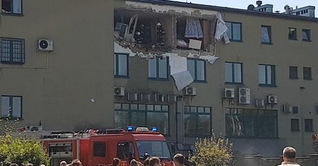Sucha Beskidzka: eksplozja butli z gazem w mieszkaniu. Runęła część ściany budynku