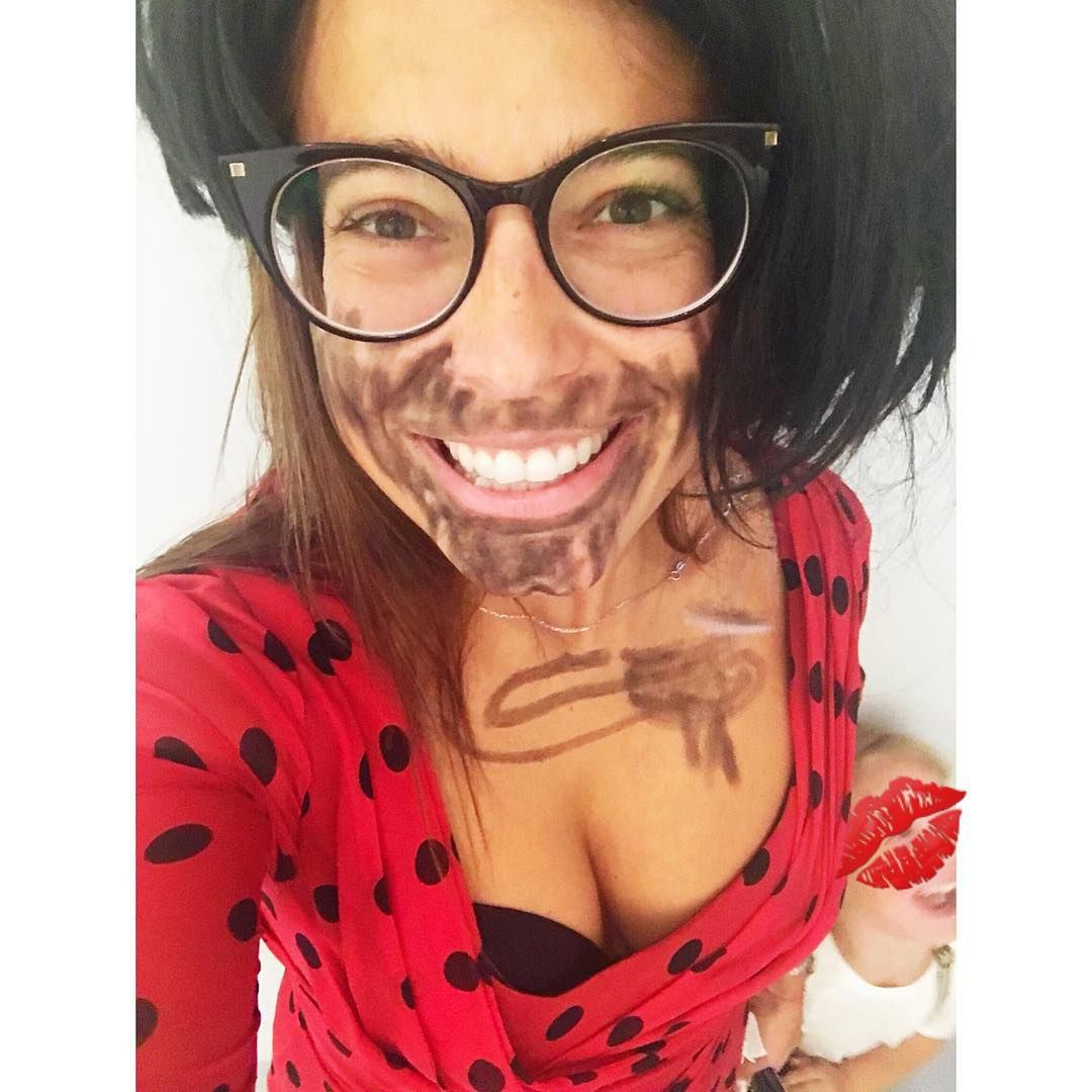 Anna Mucha z domalowaną brodą wygląda jak Conchita Wurst