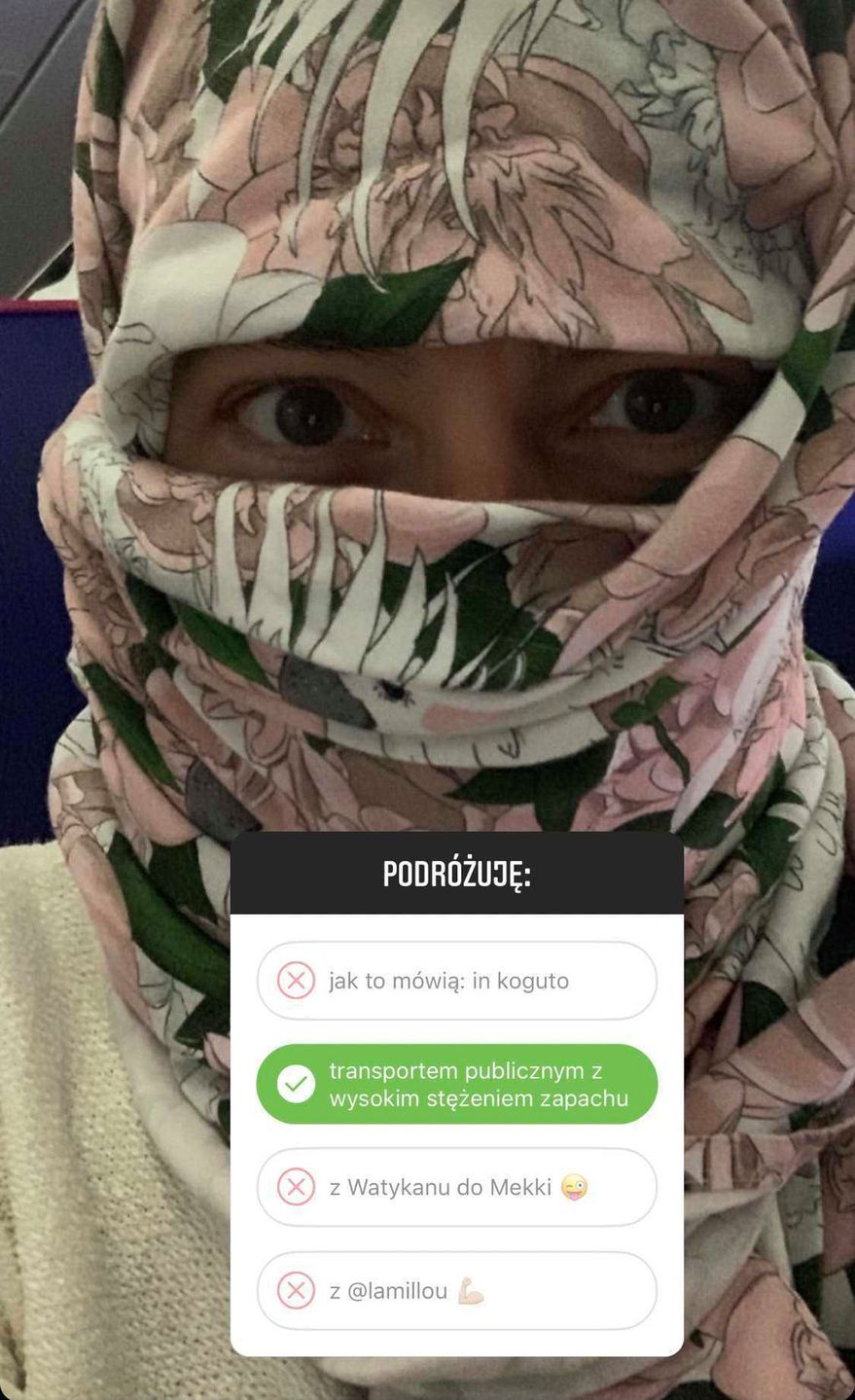 Anna Mucha w dziwnym stroju w tramwaju
