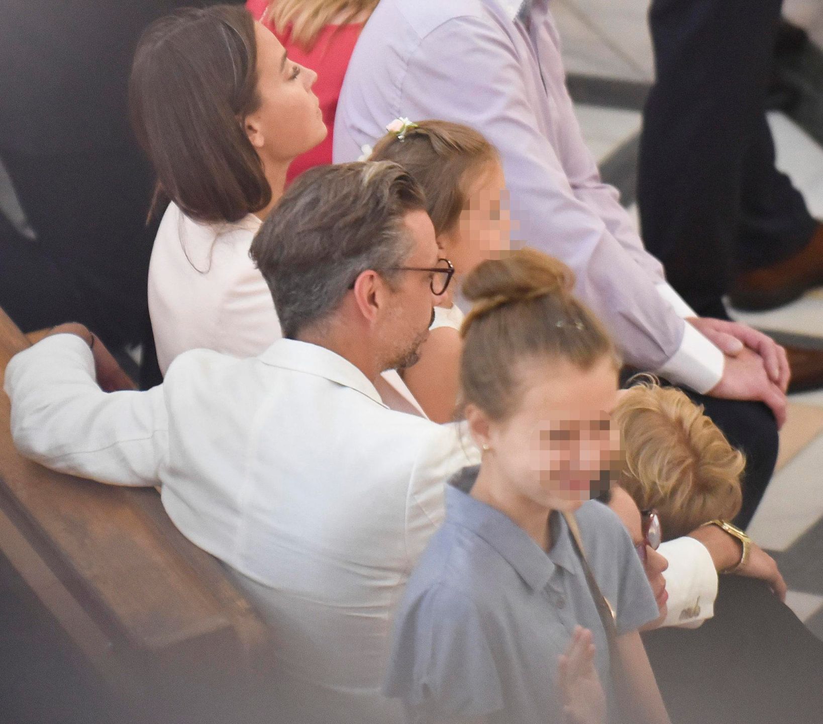 Marcel Sora i Anna Mucha z dziećmi na Komunii Świętej syna Mateusza Borka