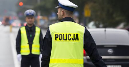 Co pokazuje policjant kierujący ruchem?