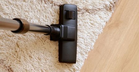 Mieszam dwa składniki i rozsypuję na dywanie. Po 30 minutach odkurzam, a brud i plamy znikają