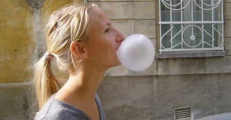 Tak żucie gumy pomoże zrzucić kilogramy