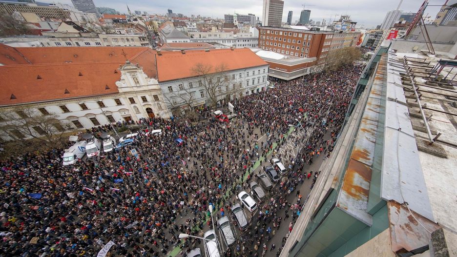 45 tys. osób wyszło na ulice Słowacji domagając się wyjaśnienia szczegółów zabójstwa dziennikarza Jana Kuciaka