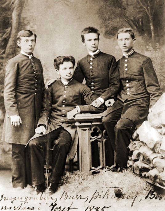 Bronisław (drugi z lewej) i Józef (trzeci) Piłsudscy, 1885. Kółko samokształceniowe Spójnia w gimnazjum wileńskim, domena publiczna 