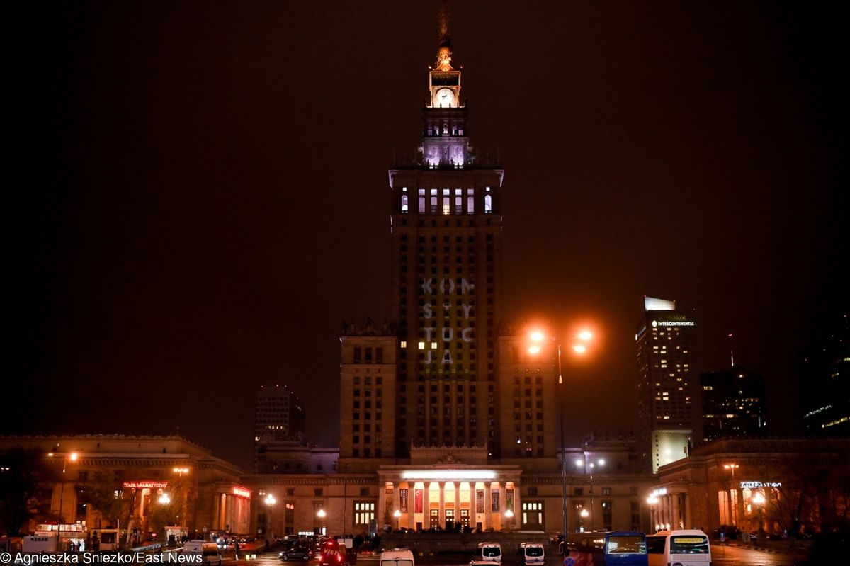 Warszawa: napis "konstytucja" wyświetlony na Pałacu Kultury i Nauki