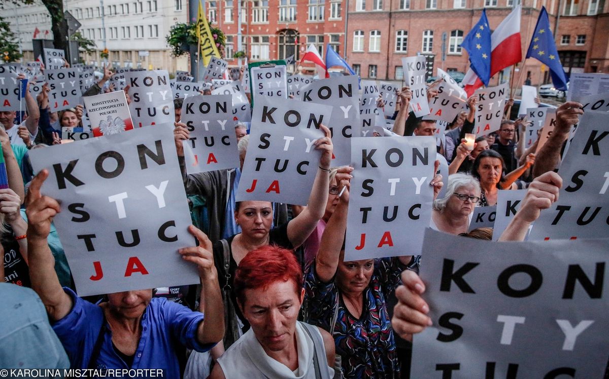 Powiesiły "konstytucję" na biurze Pawłowicz. Sąd je uniewinnił