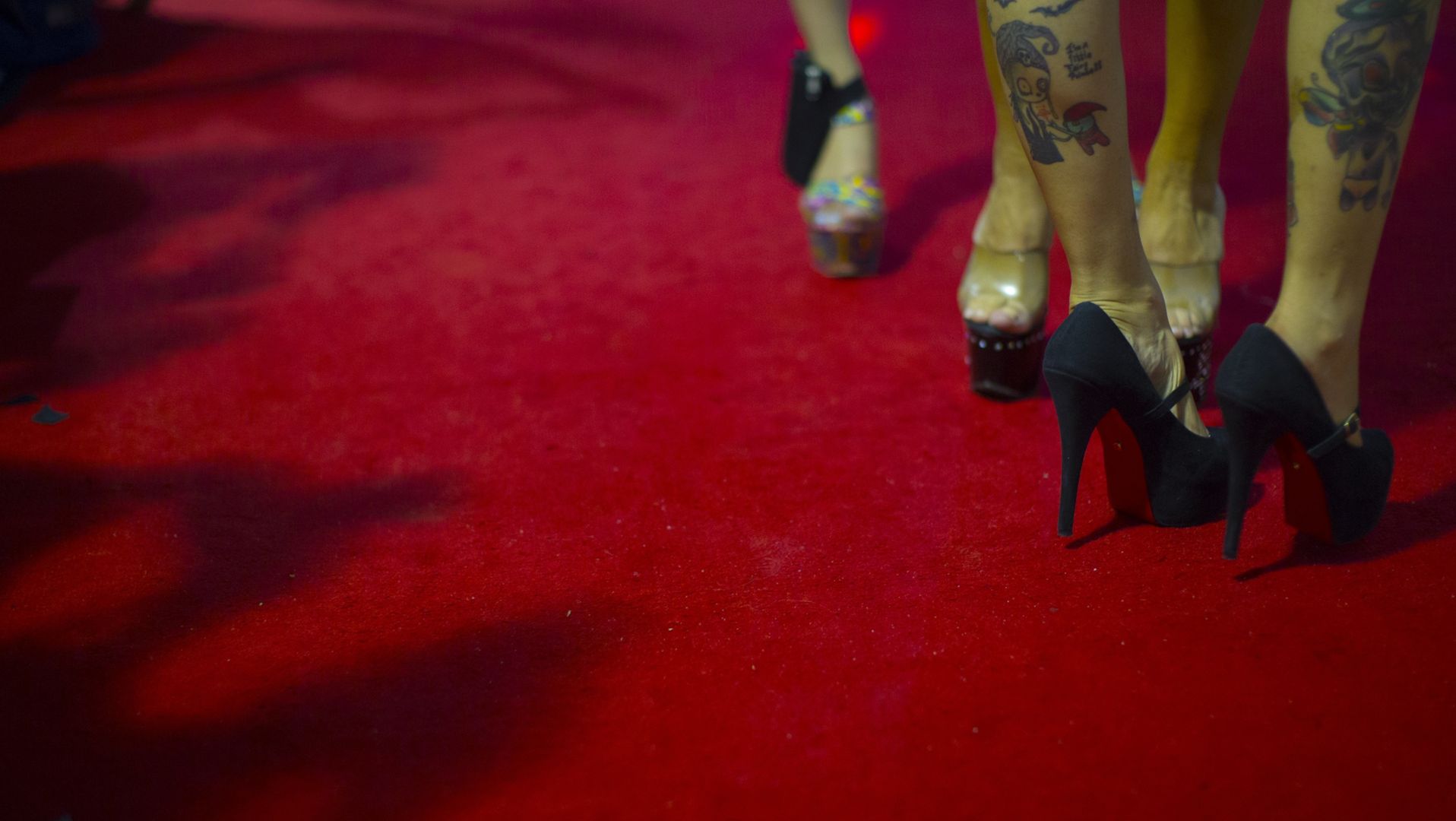 Prostytutki na wysokich obcasach oczekują na klientów