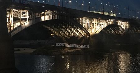 "Konstytucja" przy moście Poniatowskiego. Olbrzymi napis nad Wisłą