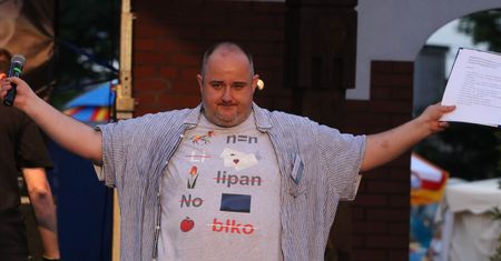 Zakpili z posła PiS. Znaleźli alternatywę dla koszulki z napisem "Konstytucja"