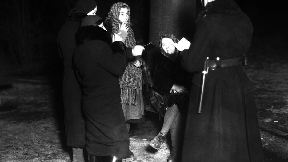 Policyjna kontrola prostytutek w przedwojennej Polsce. Fotografia "Ilustrowanego Kuryera Codziennego”