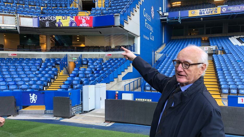 Prezes Chelsea F.C. Bruce Buck na stadionie klubu w Londynie