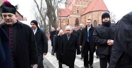 Puck. Tablica Lecha Kaczyńskiego na 100-lecie Zaślubin Polski z Morzem. Mieszkańcy oburzeni