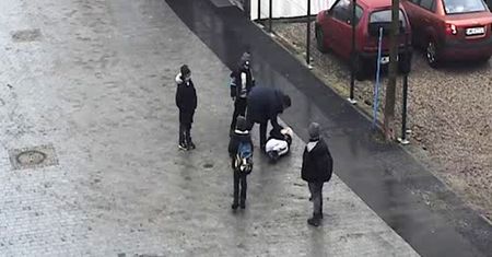 Pobił dziecko na rynku w Pucku.  Policja pokazuje twarz mężczyzny