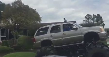 Monster truck wyciąga wojskową ciężarówkę z wody. Takie rzeczy tylko w Ameryce