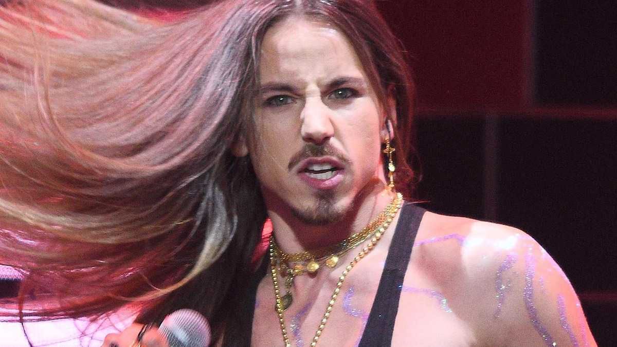 Michał Szpak pokazał się cały rozedrgany ze strachu! Swój występ w Sopocie zapamięta do końca życia! Co się stało z jego włosami?