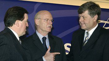 Sekretarz generalny NATO George Robertson, niemiecki ministrem obrony Peter Struck i Jerzy Szmajdziński