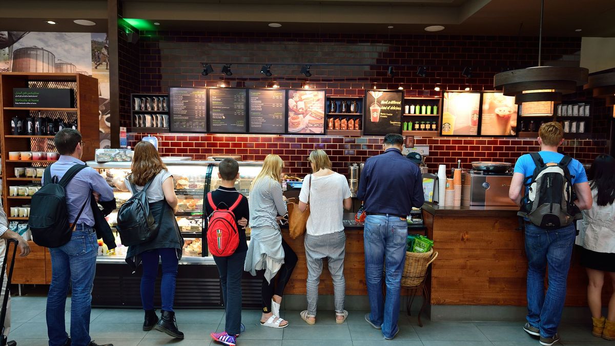 Starbucks, choć do tanich nie należy, przyciąga rzesze klientów