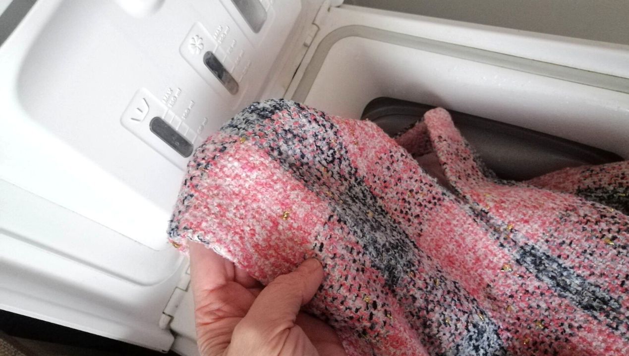 Tak możesz wyprać ubrania z przędzy bouclé. Pralnia chemiczna nie będzie potrzebna