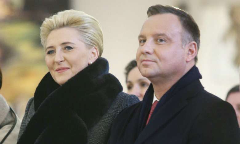 Andrzej Duda z Agatą Dudą z dumą poprowadzili Orszak Trzech Króli w Wadowicach! Pierwsza dama zachwyciła pięknym futerkowym kołnierzem!