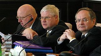 Minister MSWiA Józef Oleksy, wicepremier Jerzy Hausner oraz minister finansów Andrzej Raczko