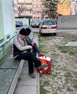 Bezdomni w czasach koronawirusa. "Jest gorzej, niż w stanie wojennym. Jesteśmy podwójnie samotni"