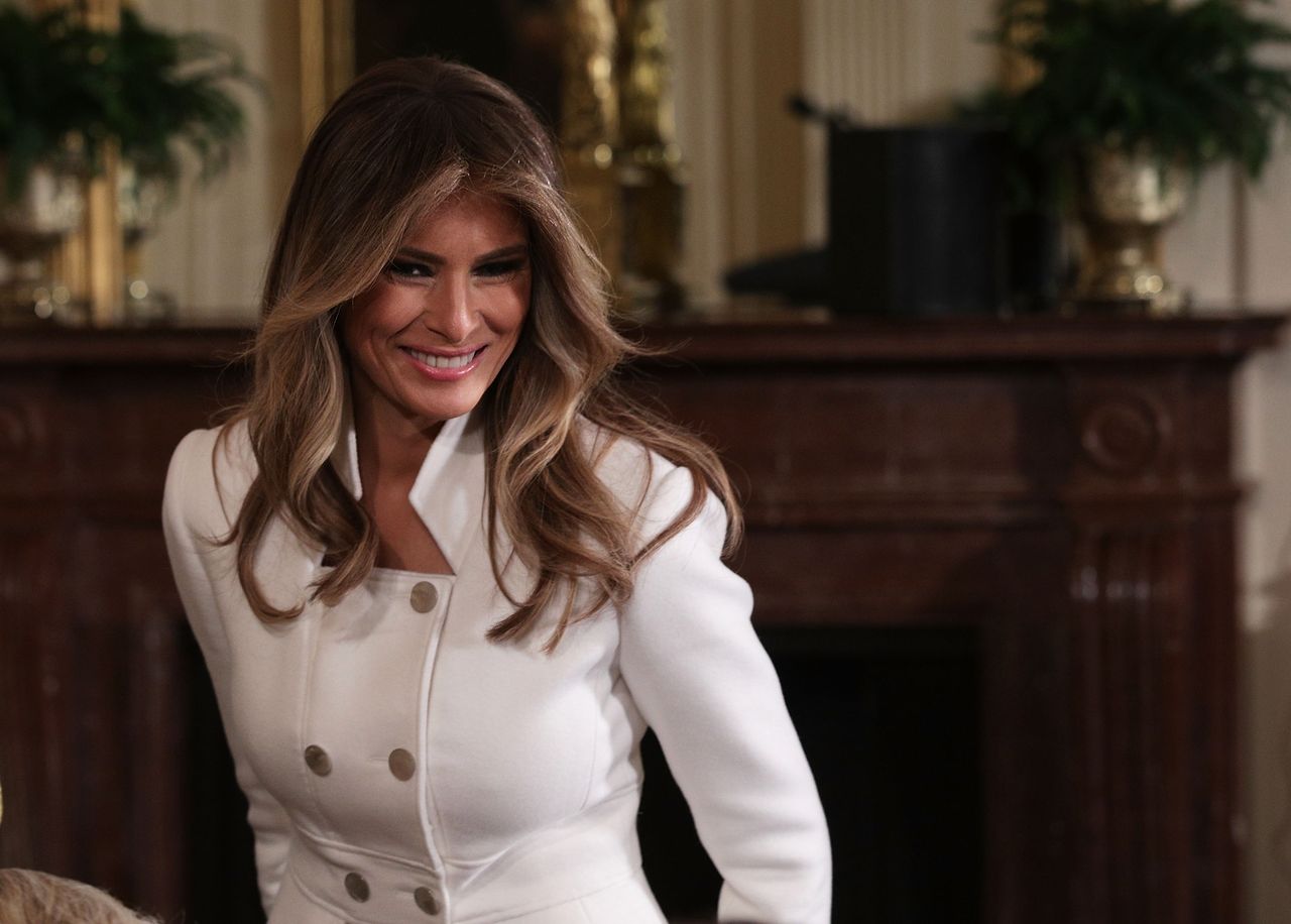 Melania Trump jak Agata Kornhauser-Duda. W kasku ochronnym nadzoruje budowę pawilonu tenisowego