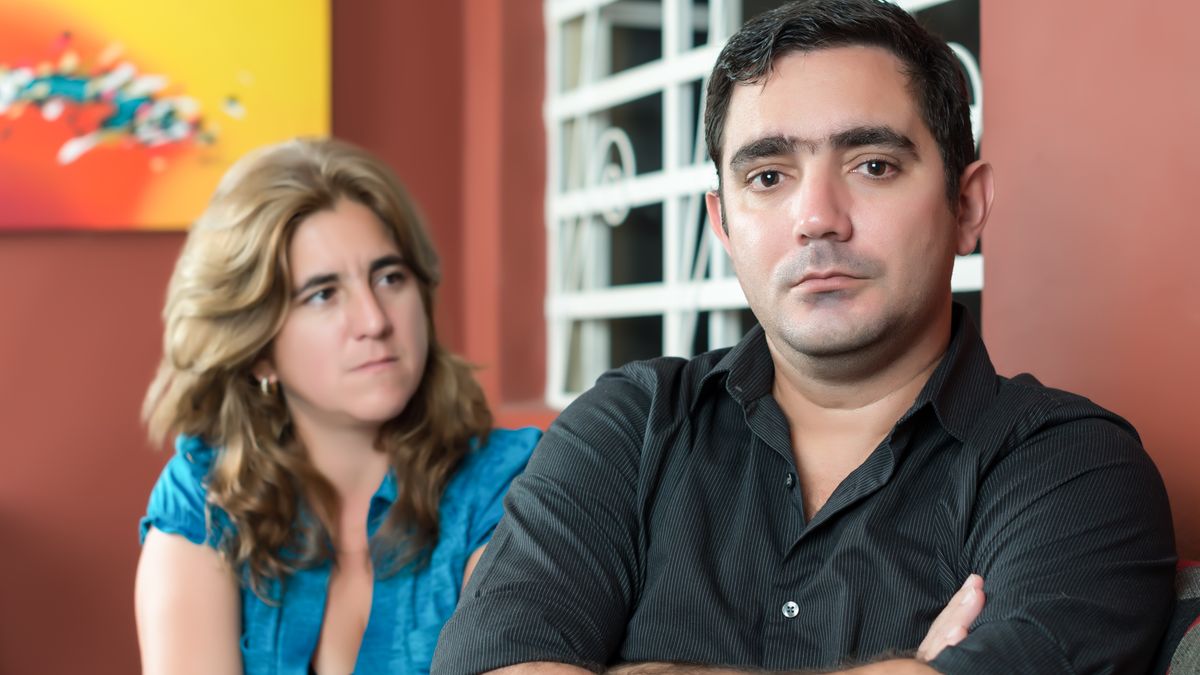 "Mój mąż nie chce założyć krawata"