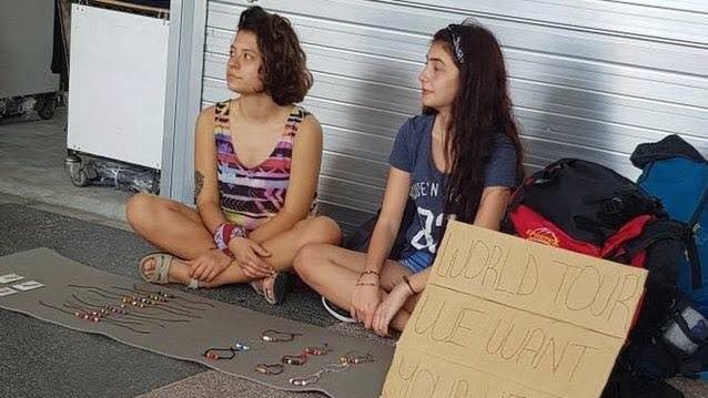 Niektórzy sprzedają własnoręczne wyroby, choćby bransoletki, rysunki czy przedmioty. Inni po prostu proszą mieszkańców o pieniądze
