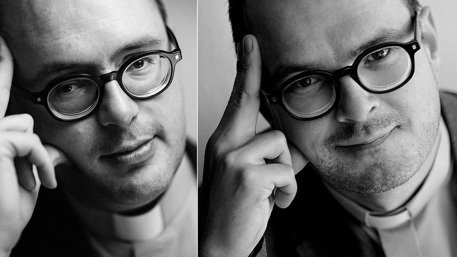 Dawid Ogrodnik (P) wygląda jak sobowtór ks. Kaczkowskiego (L)