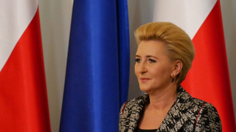 Agata Duda ma "uspokajać gorącą atmosferę" w szkołach.