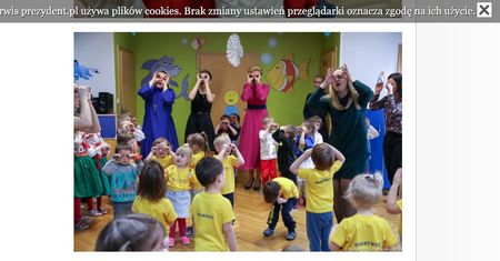 Pierwsza dama tańczy z przedszkolakami