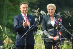 Agata Duda w kwiecistym garniturze. Ekstrawagancko!