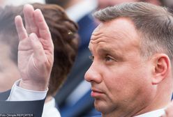 Prezydent Andrzej Duda na obchodach Powstania Warszawskiego. Nie mógł opędzić się od osy