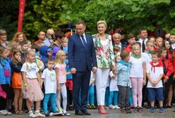 Andrzej Duda śpiewa piosenkę o numerze 112. Pomogła mu Agata, ale oboje nie znali słów