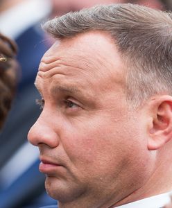 Prezydent Andrzej Duda na obchodach Powstania Warszawskiego. Nie mógł opędzić się od osy