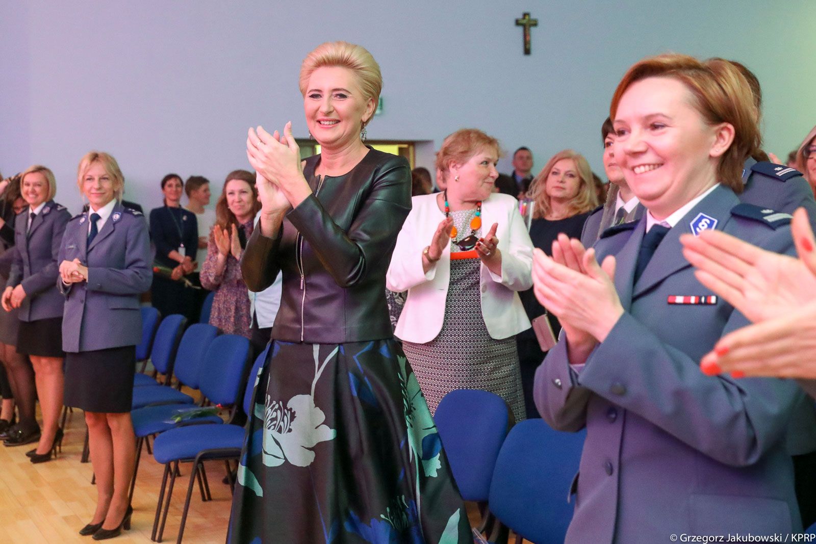 Agata Kornhauser-Duda w skórzanej ramonesce i rozkloszowanej sukience 