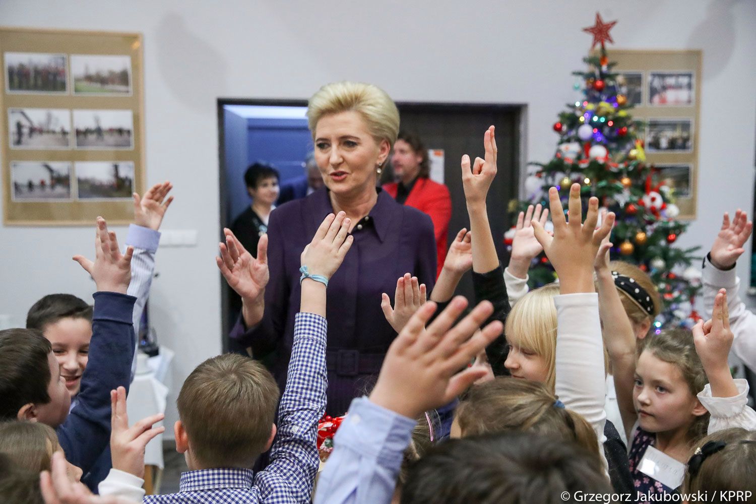 Agata Duda zadaje dzieciom pytania 