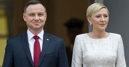 Agata Duda na spotkaniu z parą prezydencką Łotwy. Pasuje jej taki kolor?