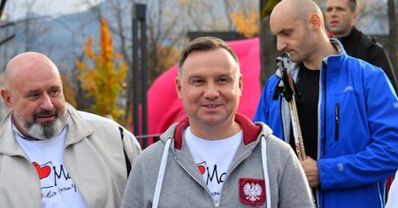 Wybory prezydenckie 2020. Andrzej Duda zadowolony z sondażu dla WP, "duży Pałac" chłodzi nastroje. PO ma problem