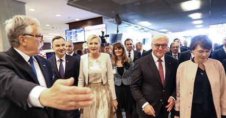 Wizyta Andrzeja Dudy na targach książki zakłócona. Okrzyki "konstytucja"