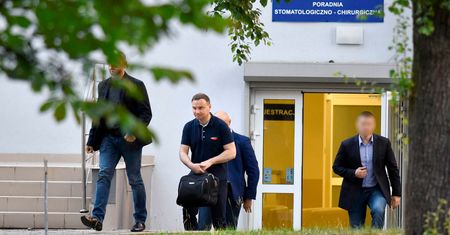 Andrzej Duda widziany przy szpitalu na Szaserów. Tam leżał Jarosław Kaczyński